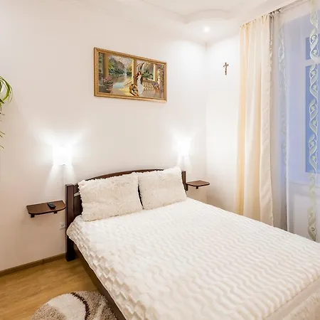 On Khmelnytskogo Street Apartment Lviv